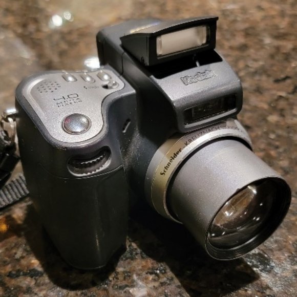 Kodak Easyshare DX6490 Digital Camera & Charging Station.